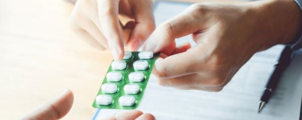 医薬品・医療機器関連事業を営むJ社のM&A成約事例イメージ。薬のカプセルを並べた背景。