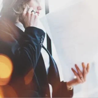事業売却や会社売却の手続き・相場について相談・確認するビジネスパーソン