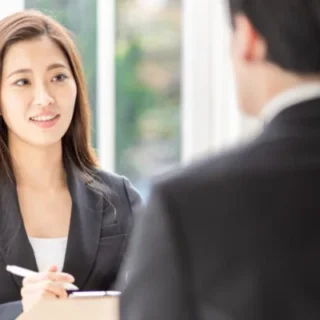 &A仲介会社との専任契約の解除や見直しについて、アドバイザーに相談するイメージ