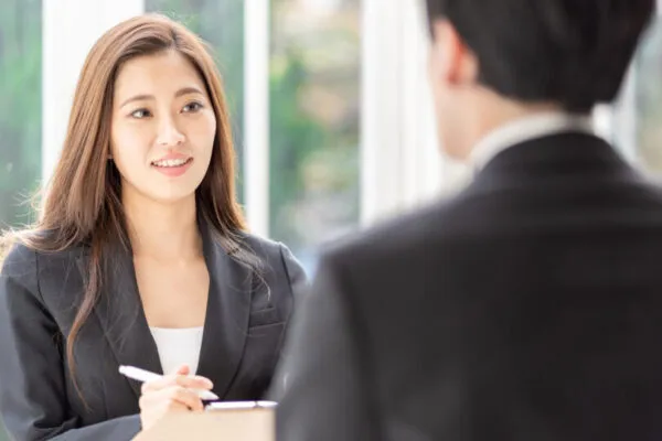 &A仲介会社との専任契約の解除や見直しについて、アドバイザーに相談するイメージ