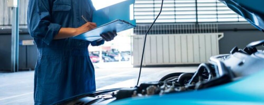 タブレット端末を操作する自動車整備士の様子（電子化・DXに対応する整備工場のイメージ）