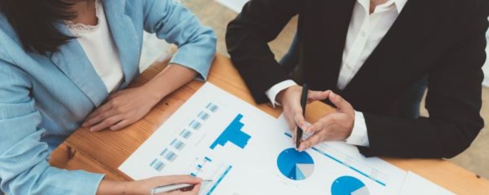 コンサルティング会社における第三者割当増資・資本業務提携による事業成長を表現するビジネスイメージ（オフィスビルと成長の矢印）