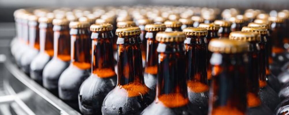 70歳を区切りとした後継者不在によるクラフトビール販売企業のM&A・事業承継の成功事例（並んだビールのボトル）