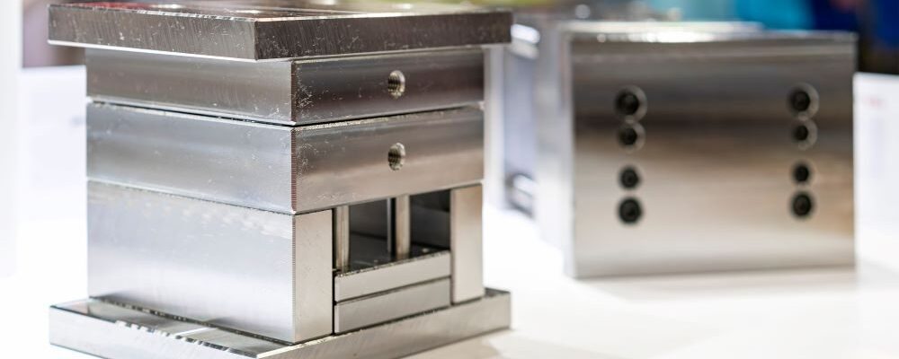精密加工関連企業への株式譲渡による事業継続とグループシナジーを表現する金型・精密加工部品のイメージ