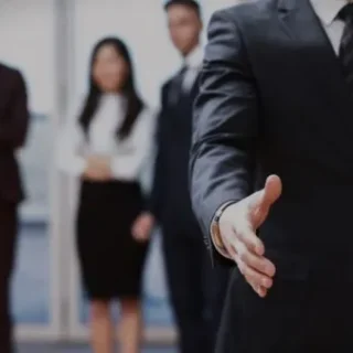 敵対的買収(TOB)や企業間の対立・買収防衛策をイメージするビジネスパーソンの画像