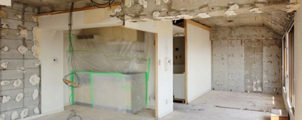 株式会社シーピーオーが手掛ける商業施設の店舗内装施工監理の現場風景。木工家具製作から施工まで一貫対応する職人の技術力を示す内装工事の様子。