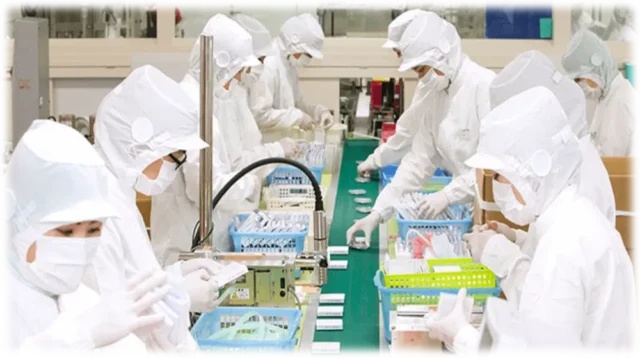 クリーンルームで化粧品・医薬部外品の製造・検品を行う作業員