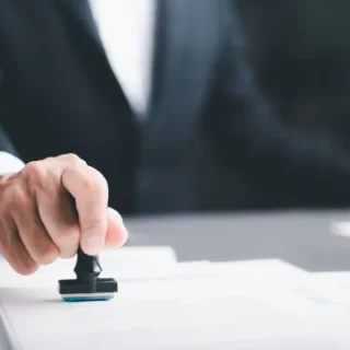 M&Aの最終契約締結やクロージング条件(CP)の成就をイメージする押印画像