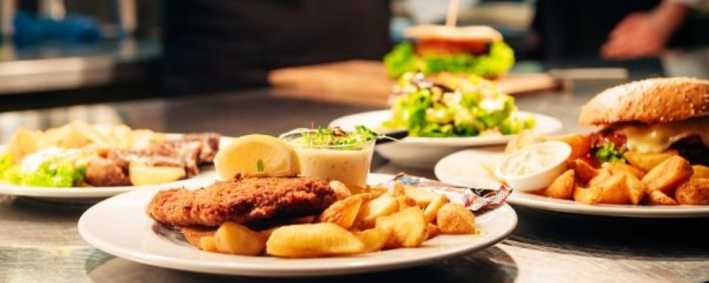M&A成約事例：給食大手グループと協業したクラフトビール製造企業のイメージ（ビールと料理）