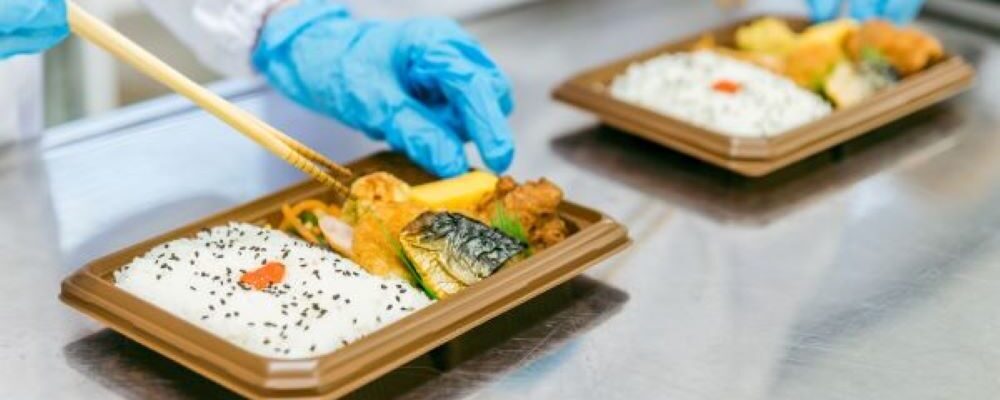 給食大手企業とのM&A事例として紹介されている、疾患患者向け療養食の冷凍弁当を製造・開発している現場の様子