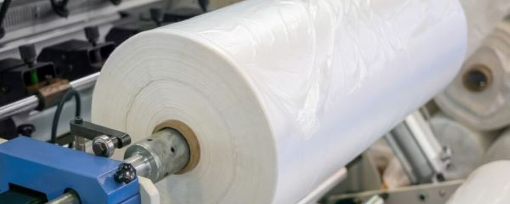 包装用機械（自動組立装置）の製造・組み立て工程における、金属部品の加工および調整を行う現場の様子
