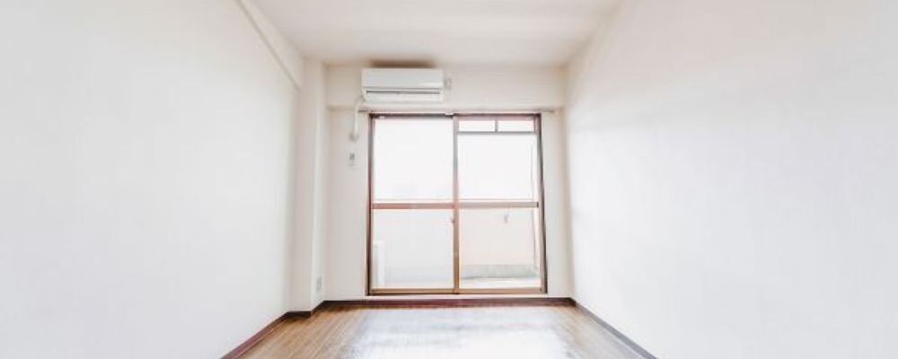 原状回復工事とハウスクリーニングが完了し、きれいに仕上がった賃貸マンションの室内（和室・洋室の間仕切り）