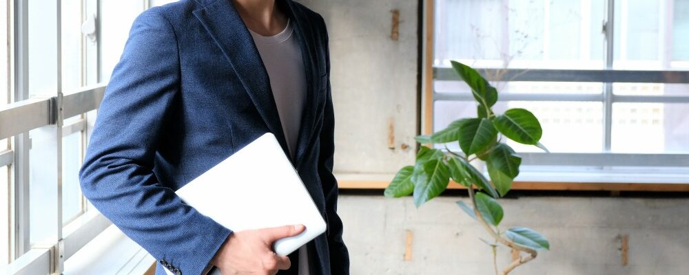 学校広告制作会社がデジタル企業との事業承継・M&Aで協業し、WEB化への対応と事業シナジーを創出するイメージ