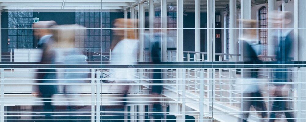 センサー系システム開発会社のM&A・譲渡成功事例を解説するイメージ画像（ビル群とデジタルテクノロジーの抽象グラフィック）