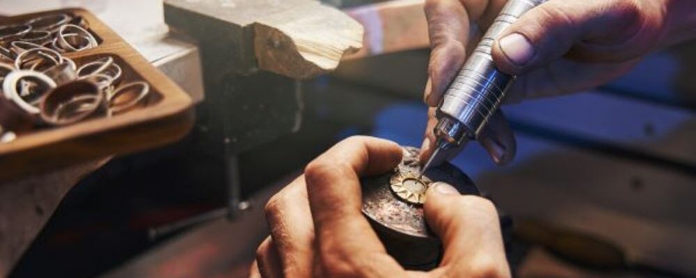 神社や寺院の授与品(お守り)の製造イメージ。S社(授与品製造)とN社(印刷業)のM&A成約事例のアイキャッチ画像。