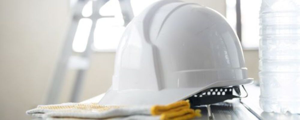 静岡県沼津市の建具工事・サッシ販売企業のM&A成約事例をイメージした、作業現場のヘルメットとワークウェア