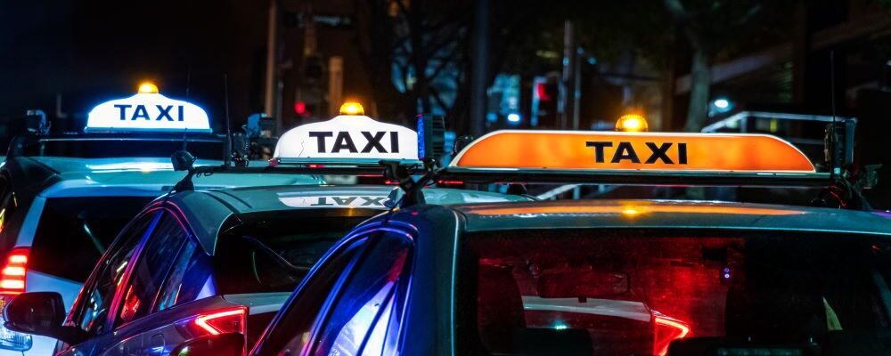 M&Aにより大手企業へ事業譲渡・承継された老舗タクシー会社の車両イメージ