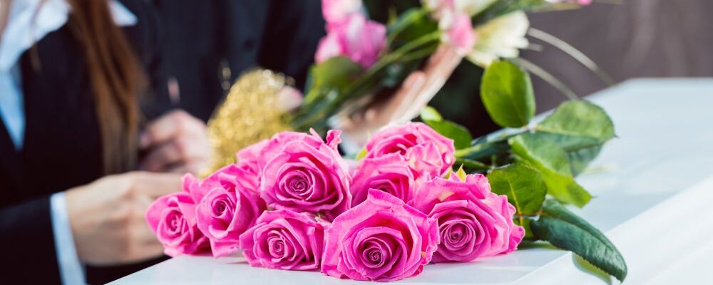 故人を偲ぶピンクのバラの献花(株式会社ティアによるメモリアジャパンのM&A・事業承継)