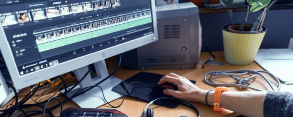 赤字から成約したテレビ番組制作会社の映像編集デスクとPCモニター（M&A成約事例）