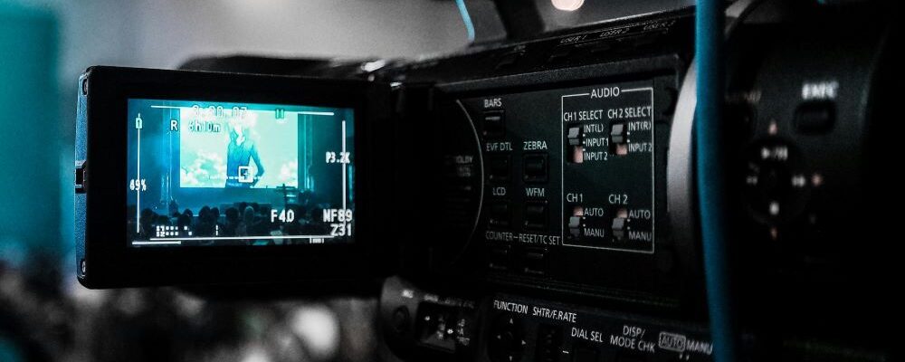 M&Aによるグループ傘下入りで再成長を遂げた映像制作会社のカメラと撮影現場のイメージ