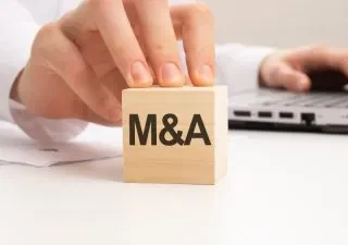 M&A(エムアンドエー)の意味や略称・基礎知識をイメージする「M&A」文字入り木製ブロック