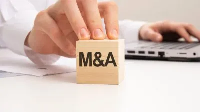 M&A（エムアンドエー）の意味や略称・基礎知識をイメージする「M&A」文字入り木製ブロック
