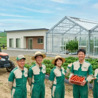 農業法人のM&A・会社売却でビニールハウスや農機具、苗などの栽培技術を引き継ぐ事業承継のイメージを表す農場の写真