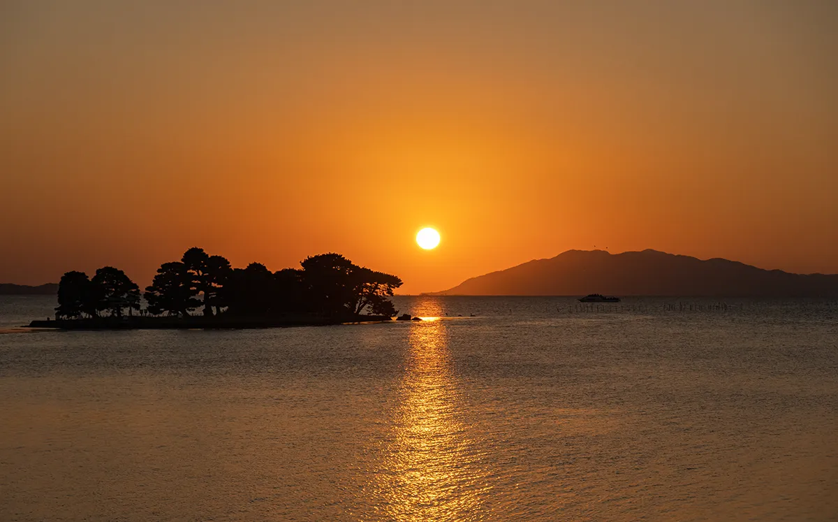 宍道湖に沈む夕日と嫁ヶ島（みつき税理士法人 松江事務所の近隣）